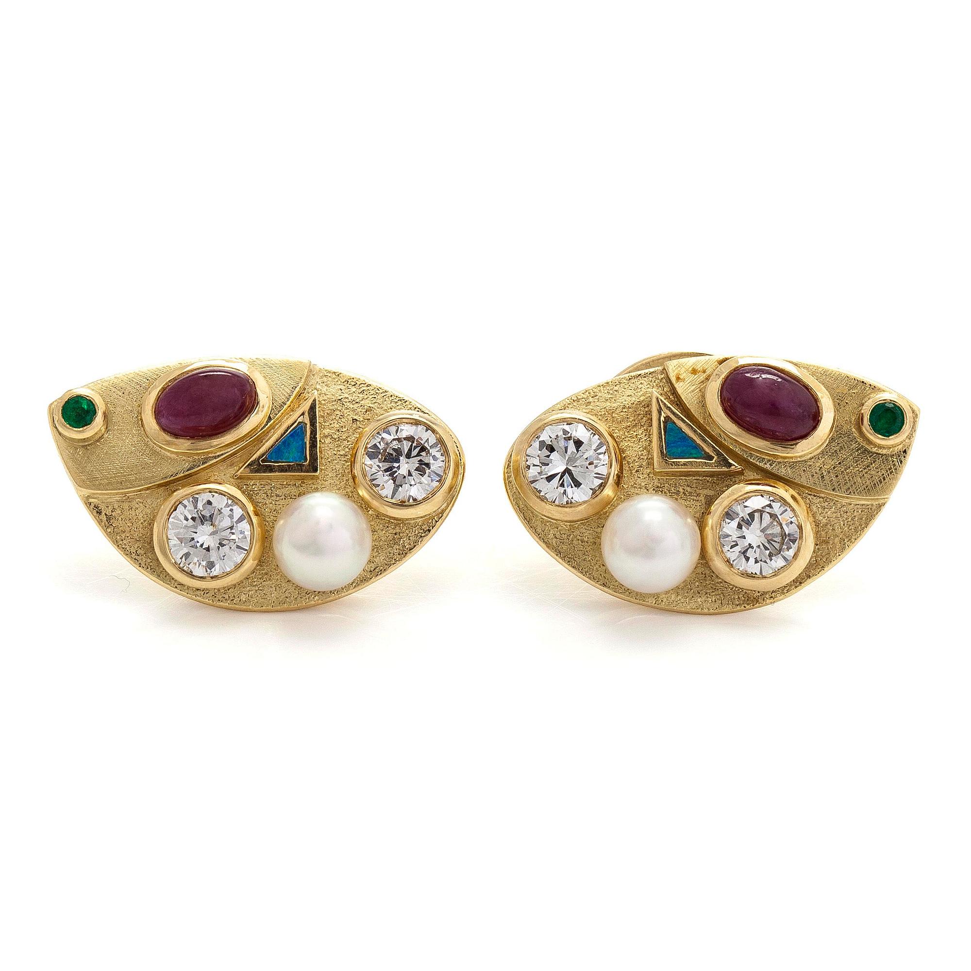 Örhängen, briljantslipade diamanter, fasettslipade smaragder, cabochonslipade rubiner, opaler, pärlor, 18K guld.