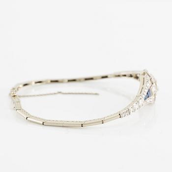 Bracelet, 18K white gold set with brilliant-cut and octagonal-cut diamonds and blue sapphires, Art Deco, circa 1920-30s.