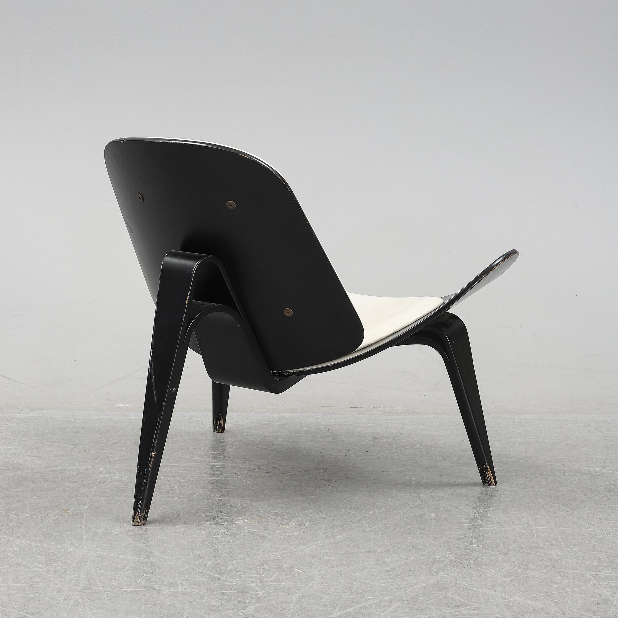 Hans J Wegner, a 'The Smiling Chair/CH07' easy chair from Carl Hansen ...