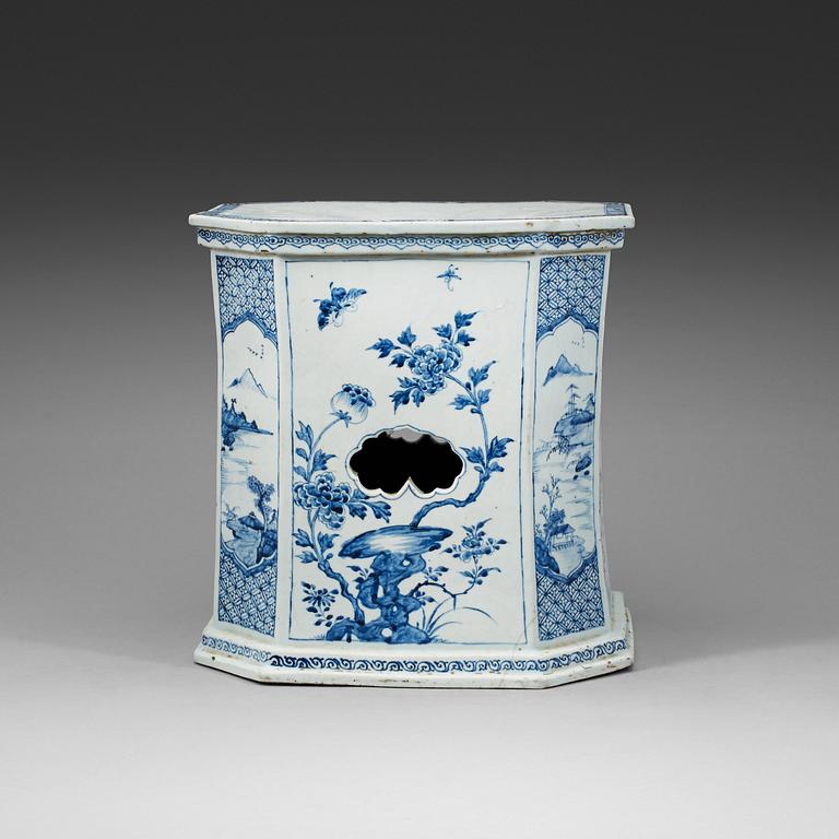 A rare large blue and white plinth/garden seat, Qing dynasty, Kangxi (1662-1722).