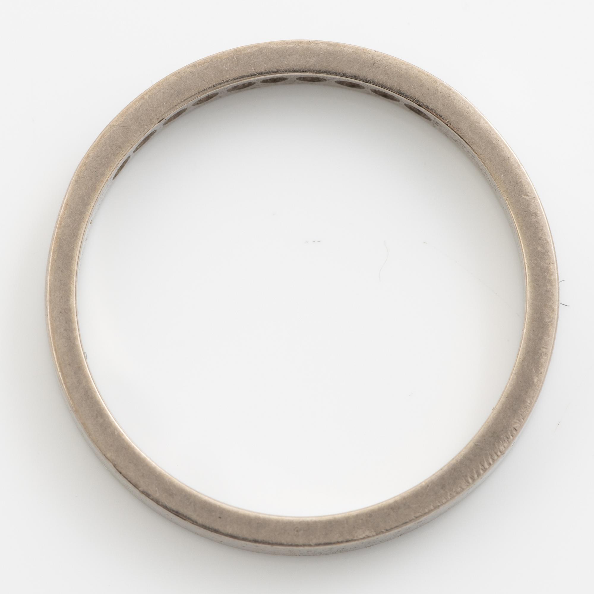 Ringar, 2 stycken, 18K vitguld med diamanter och smaragder.