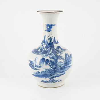 A blue and white vase, late Qing dynasty.