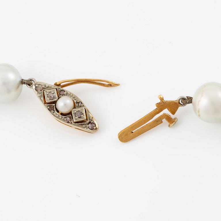 Collier/brosch, odlade pärlor, silver med gammalslipade diamanter.