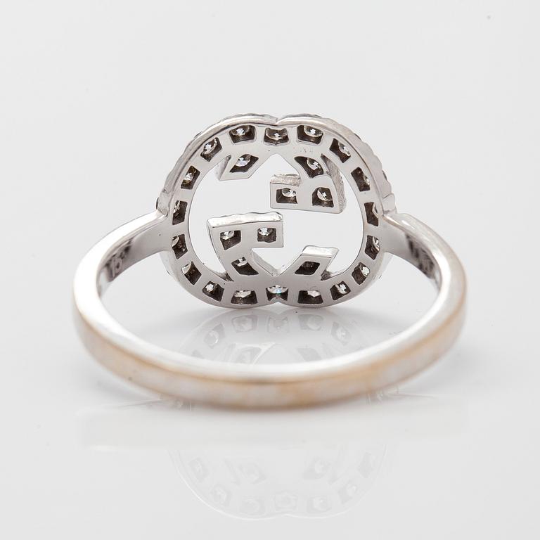 Gucci, ring, "Interlocking G", 18K vitguld och diamanter.