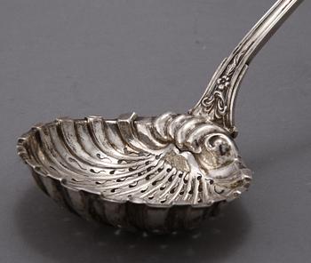 SOPPSLEV, SERVERINGSSKEDAR, ett par samt STRÖSKEDAR, ett par, silver, G Dahlgren, 1865. Ca 650 gr.