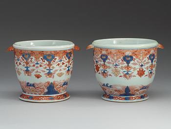 A pair of imari wine coolers, Qing dynasty, early 18th Century.