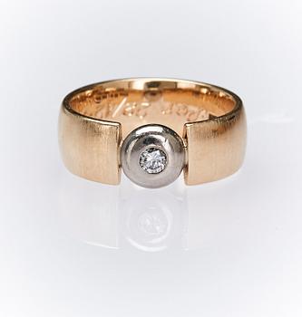 RING, 18K guld samt vitguld med briljantslipad diamant, ca 0.10 ct.