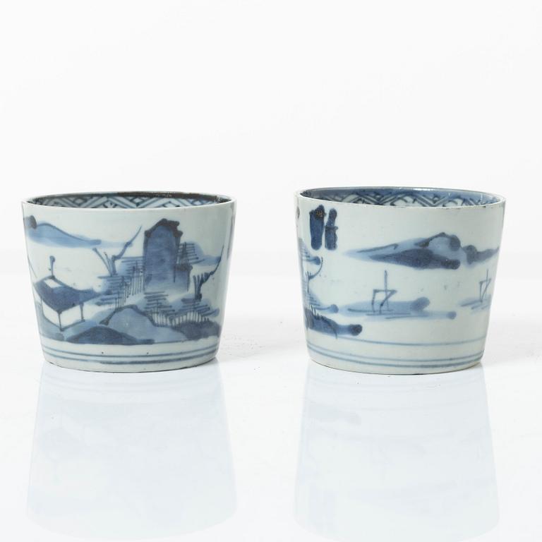 Koppar med fat, 2 stycken samt koppar, 2 stycken. porslin Kina 1700/1800-tal.