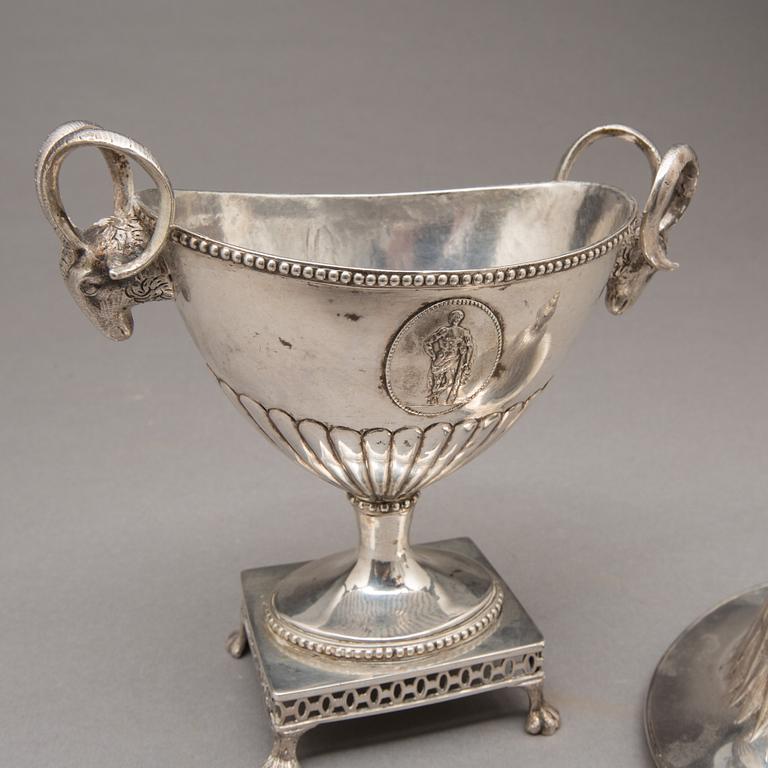 STRÖSOCKERSKÅL, silver, Johan Ekholm, Stockholm, 1795. Vikt ca 557 g.