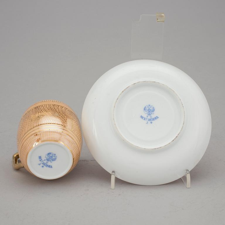 BONBONJÄR och KAFFEKOPP MED FAT, porslin, Kusnetsov, Ryssland, 1800-talets slut.