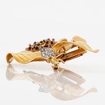 A W.A. Bolin brooch 18K gold set with cabochon-cut rubies and rose-cut diamonds, Stockholm 1944.