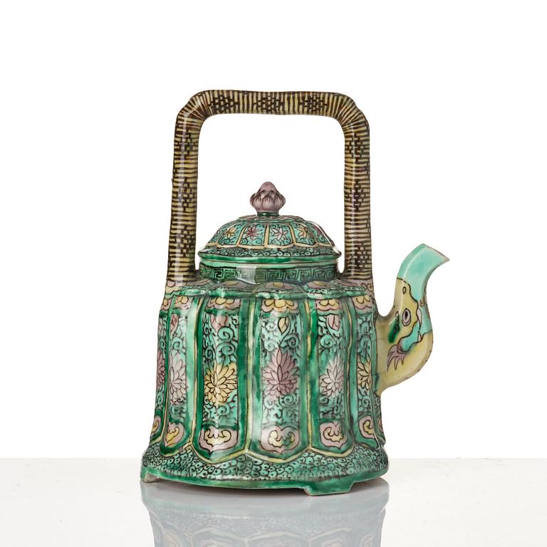 Kanna med lock, biskviporslin. Qingdynastin, Kangxi (1662-1722).