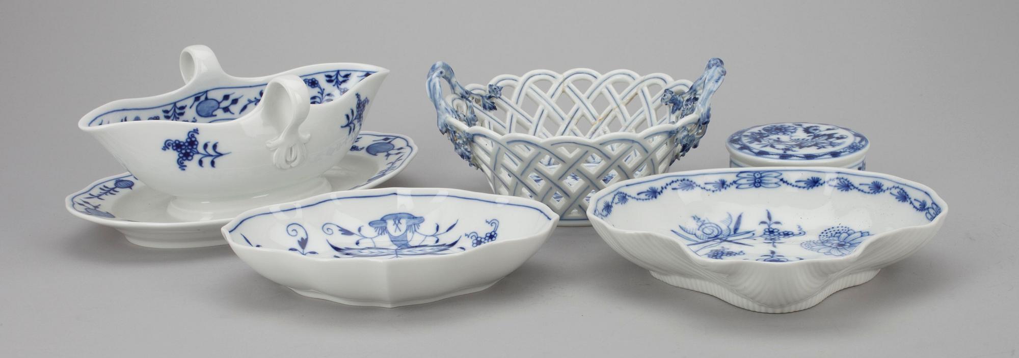 SERVISDELAR, 5 st, porslin, "Lökmönstret", Meissen 1900-tal.