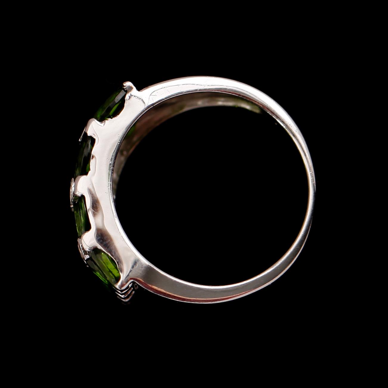 RING, sterlingsilver, vita topaser tot ca 0.19 ct, gröna stenar tot ca 3.60 ct.