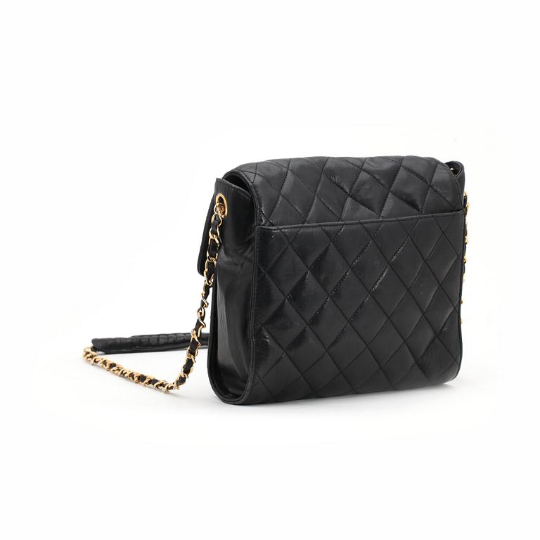 CHANEL, a black quilted leather shoulder bag.