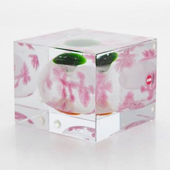 Oiva Toikka, an annual glass cube, signed Oiva Toikka, Nuutajärvi 2008 and numbered 39/2000.