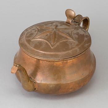 A LARGE COPPER KETTLE, 18th/19th century.