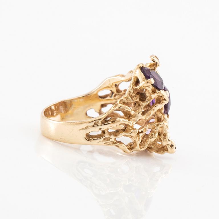 14K gold ring with amethysts and a round brilliant-cut diamond.
