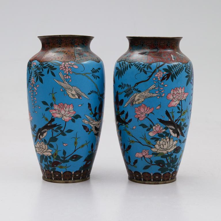 VASER, 1 par, emaljarbeten, Kina/Japan, 1900-talets första hälft.