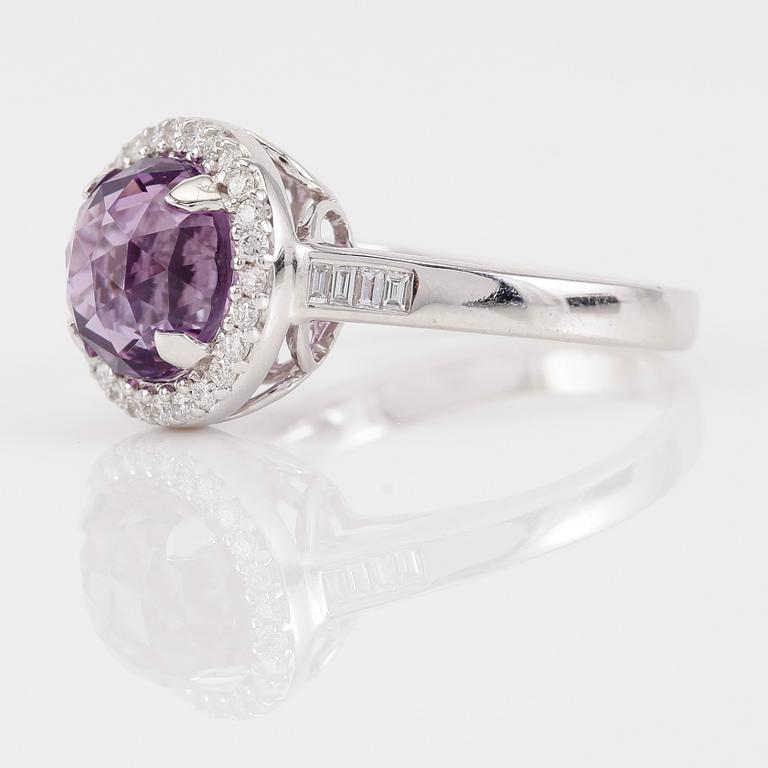 RING, 14K vitguld, ametist och diamanter.