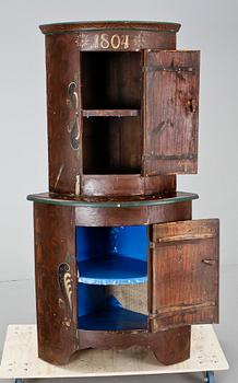 HÖRNSKÅP, allmoge, bär dat 1804.