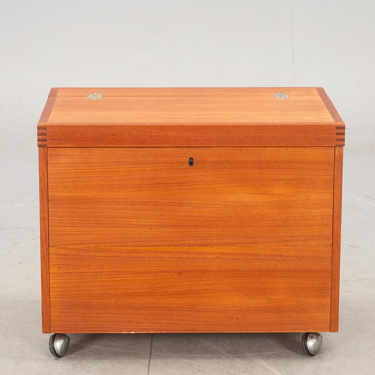 BARSKÅP, teak. 1900-talets andra hälft.