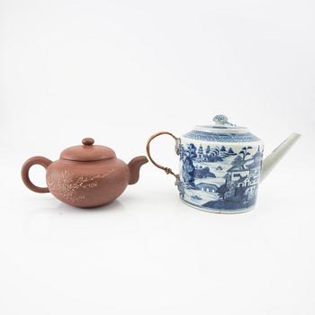 Teapots with lids, two from the Qing Dynasty, and a Yixing teapot from the 20th century, porcelain.