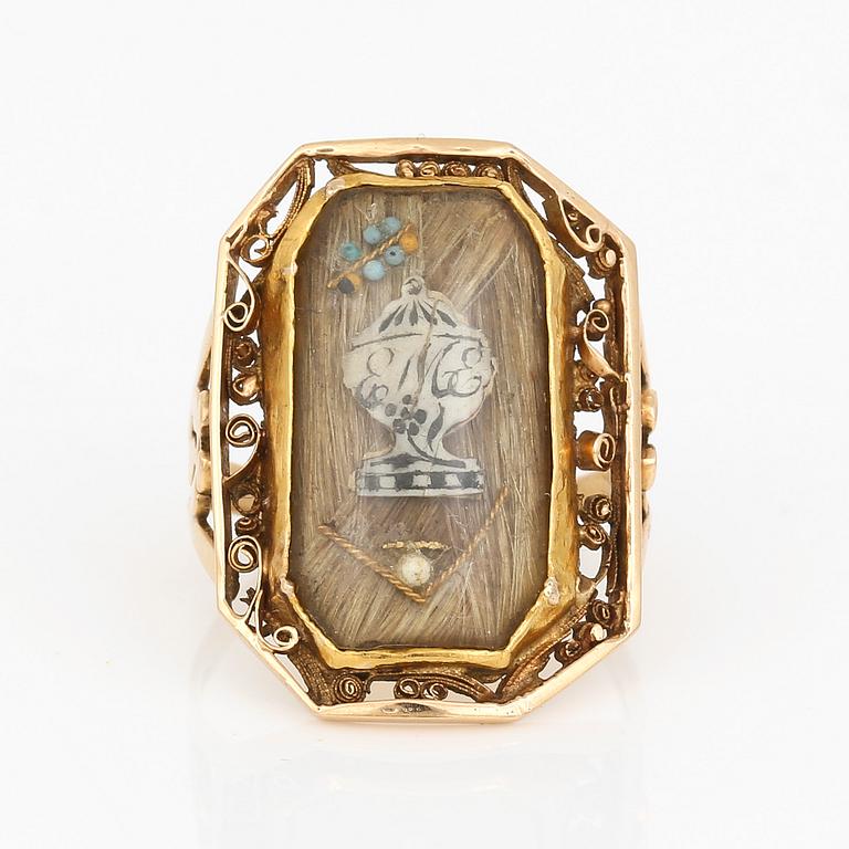 RING, 18k guld och hårarbete. Otydliga mästarstämplar 1808. Stl 17/57.Total vikt 5 gr.