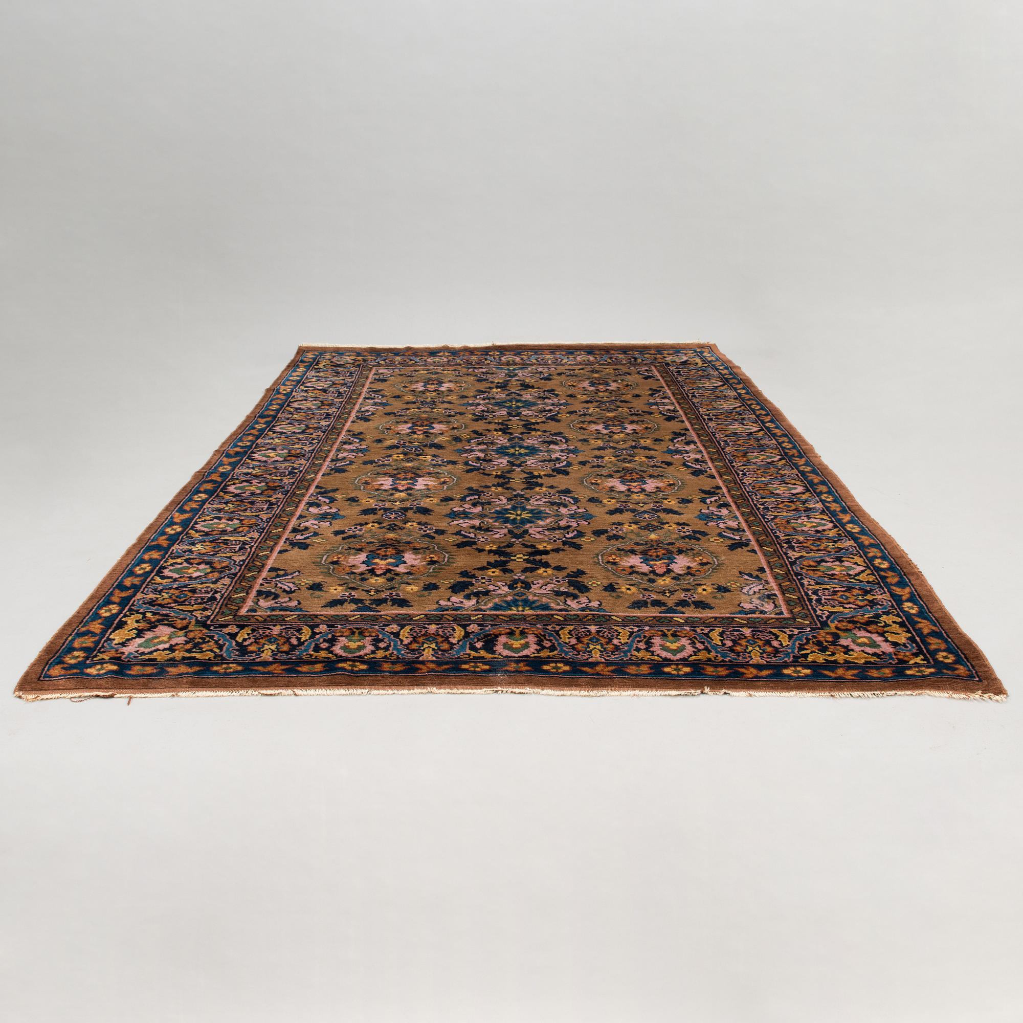 A carpet, oriental, ca 265 x 167 cm.