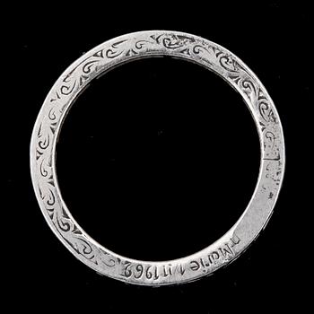 RING, platina med caréeslipade blå safirer, 1951.