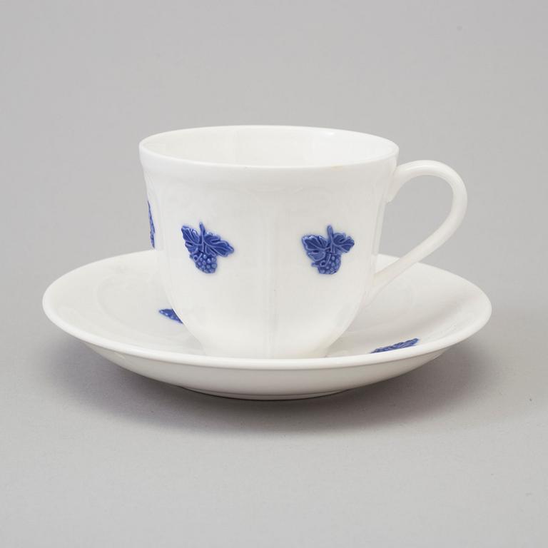 KAFFEKOPPAR MED FAT, 49 st, benporslin, "Blå blom", Old Gustavsberg, 1900-talets andra hälft.