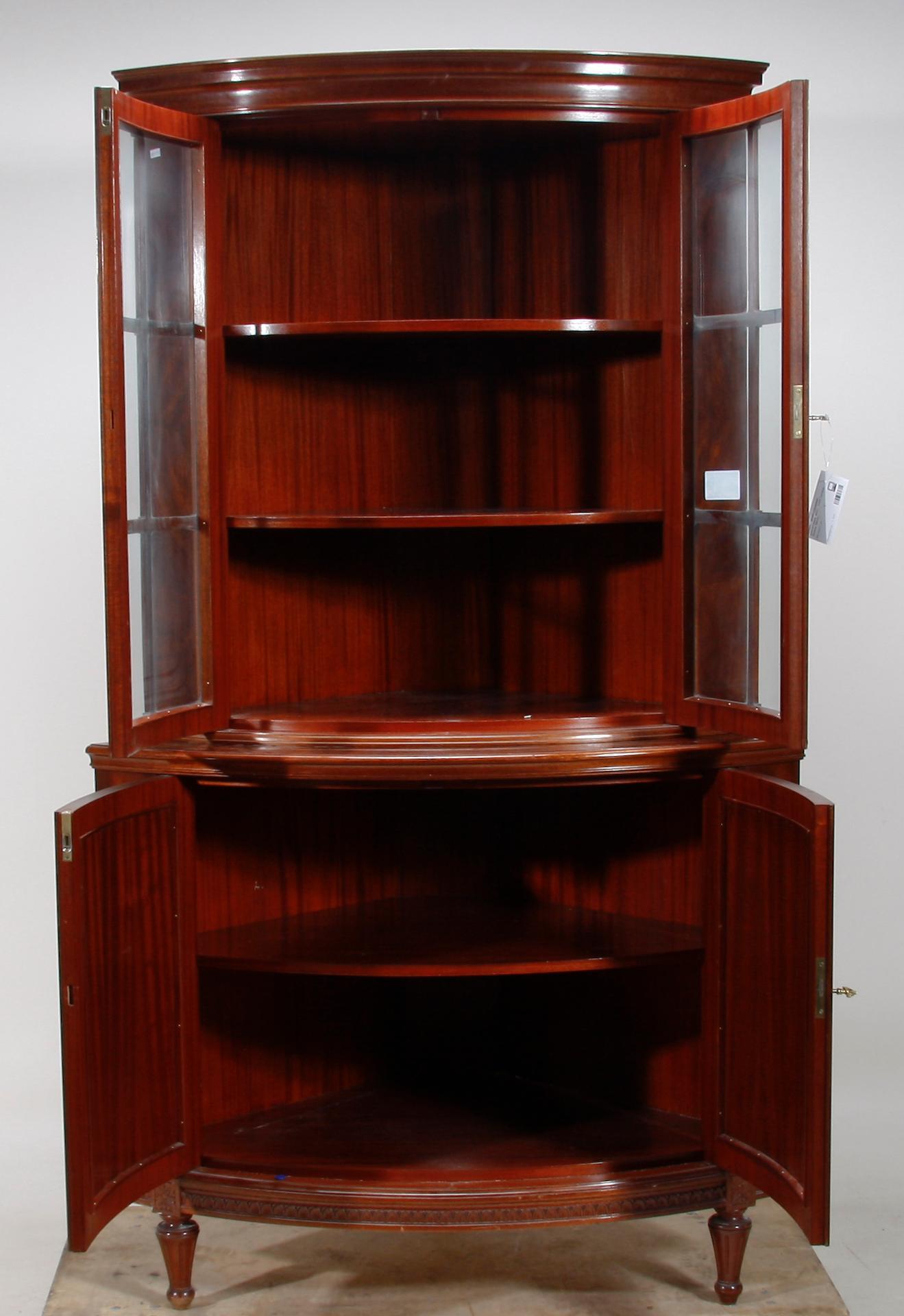 HÖRNVITRINSKÅP, gustaviansk stil, 1900-talets första hälft.