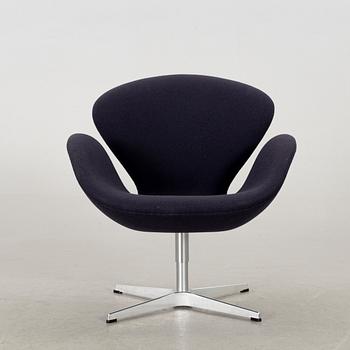 AN ARNE JACOBSEN "THE SWAN" ARMCHAIR, Fritz Hansen 2017.