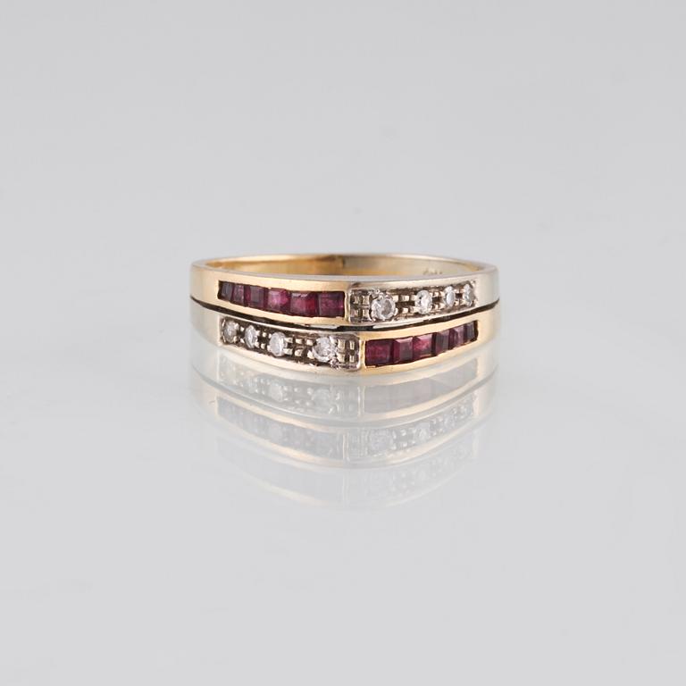 RING, 18K guld med åttkantslipade diamanter och carréslipade rubiner. Vikt 3,5 gram.