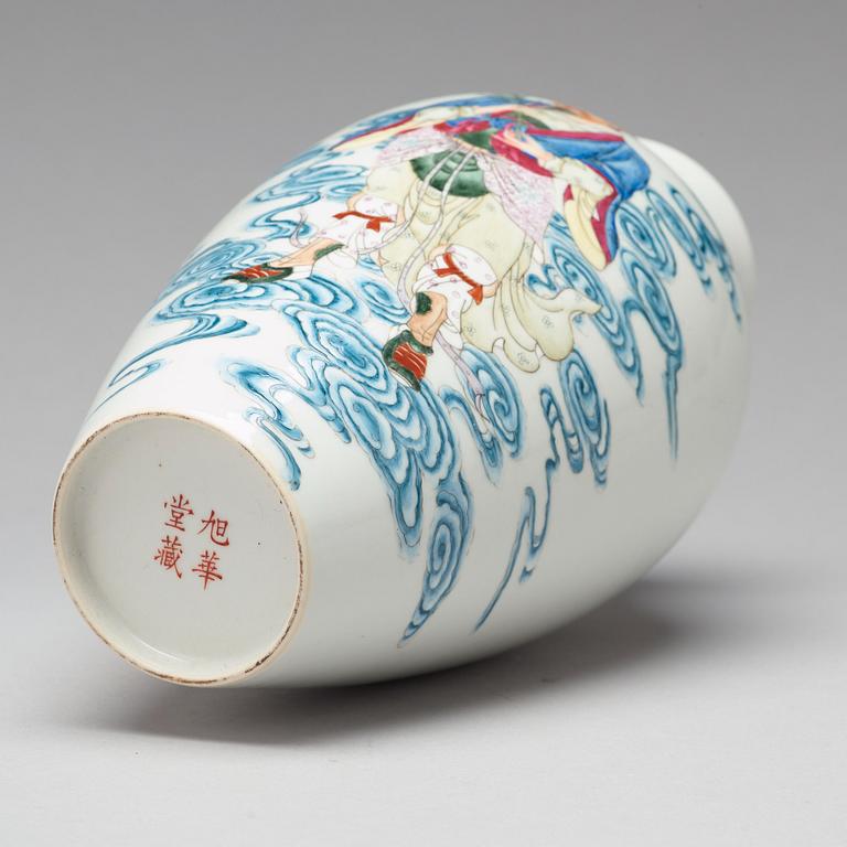 A Chinese vase, 20th Century.