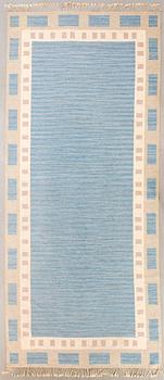 A 1950s Swedish flat weave carpet signed MÅ (Margareta Åkerberg) ca 460x201 cm.