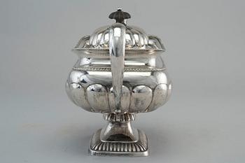 A SUGAR BOWL, silver. Otto Heinrich Nowack (1829-45) Tartu, Estonia. Height 16 cm, weight 671 g.