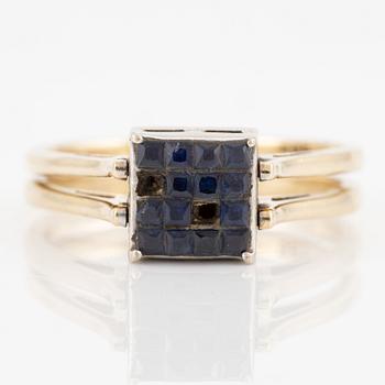 Ring in 14K gold set with princess-cut diamonds and blue stones.
