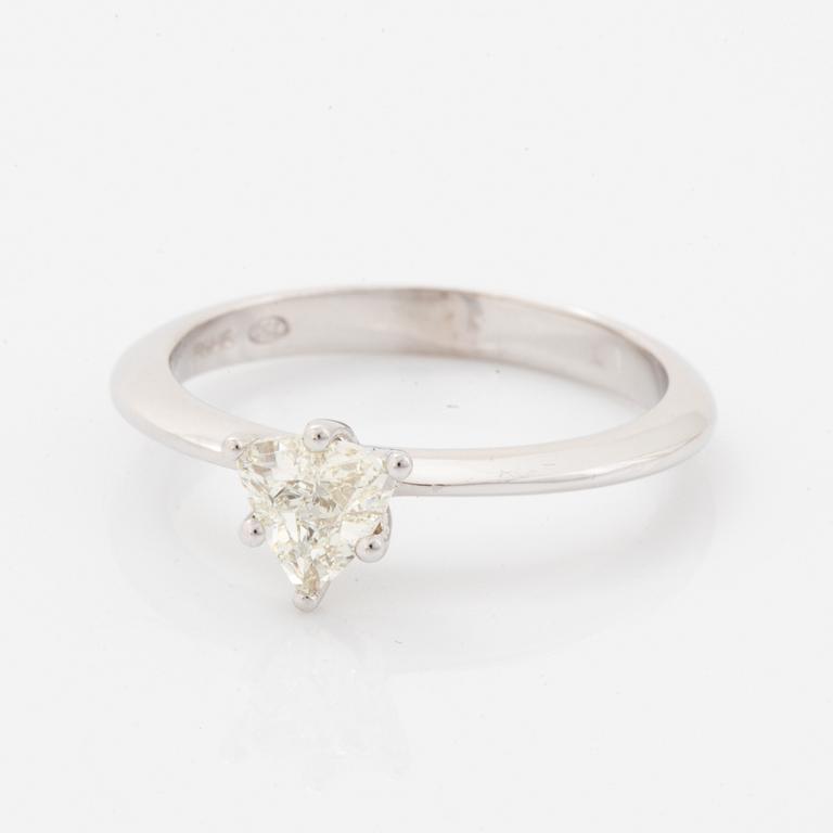 Trillion-cut diamond ring 0,50 ct.