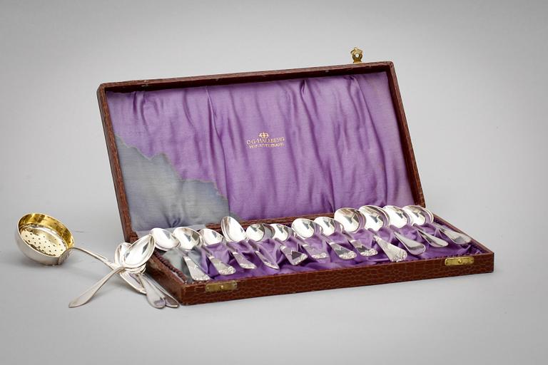 TESKEDAR, 15 st samt STRÖARE, silver, 1910/20-tal. Tot vikt 265 g.
