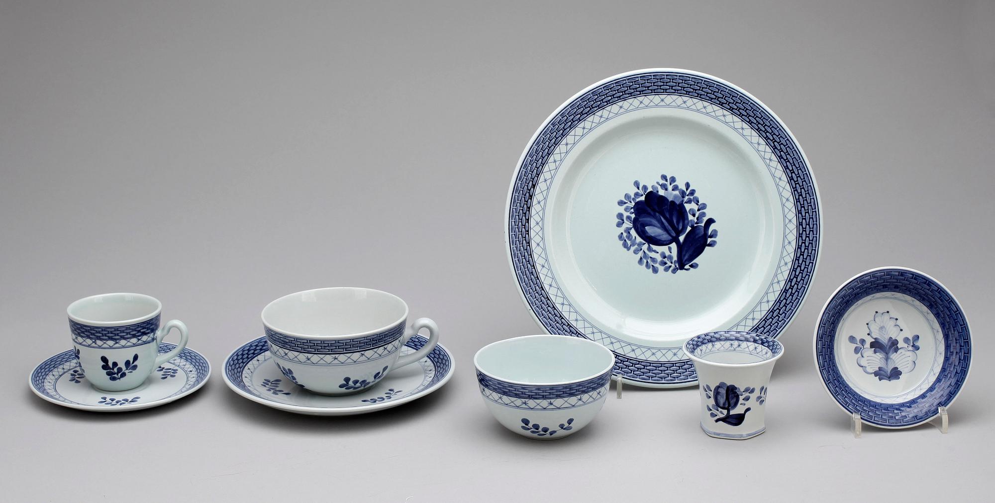 SERVISDELAR, 32 st, fajans,"Tranquebar", Royal Copenhagen, 1900-tal.