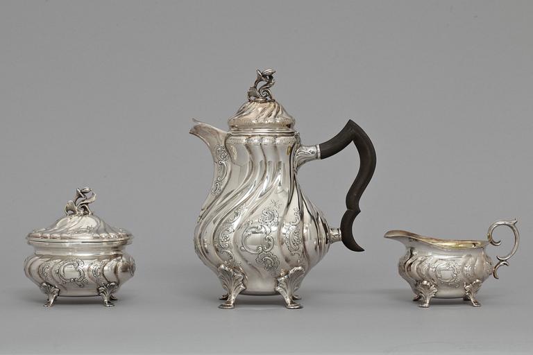 KAFFESERVIS, 3 delar, silver, rokokostil, C G Hallberg, 1940-tal. Tot vikt c:a 1300 g.