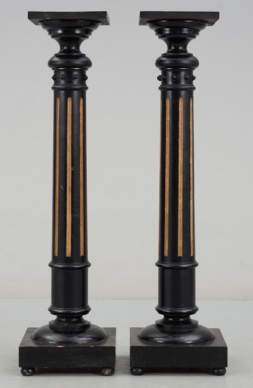 PIEDESTALER, ett par, nyrenässans, 1800-talets slut.