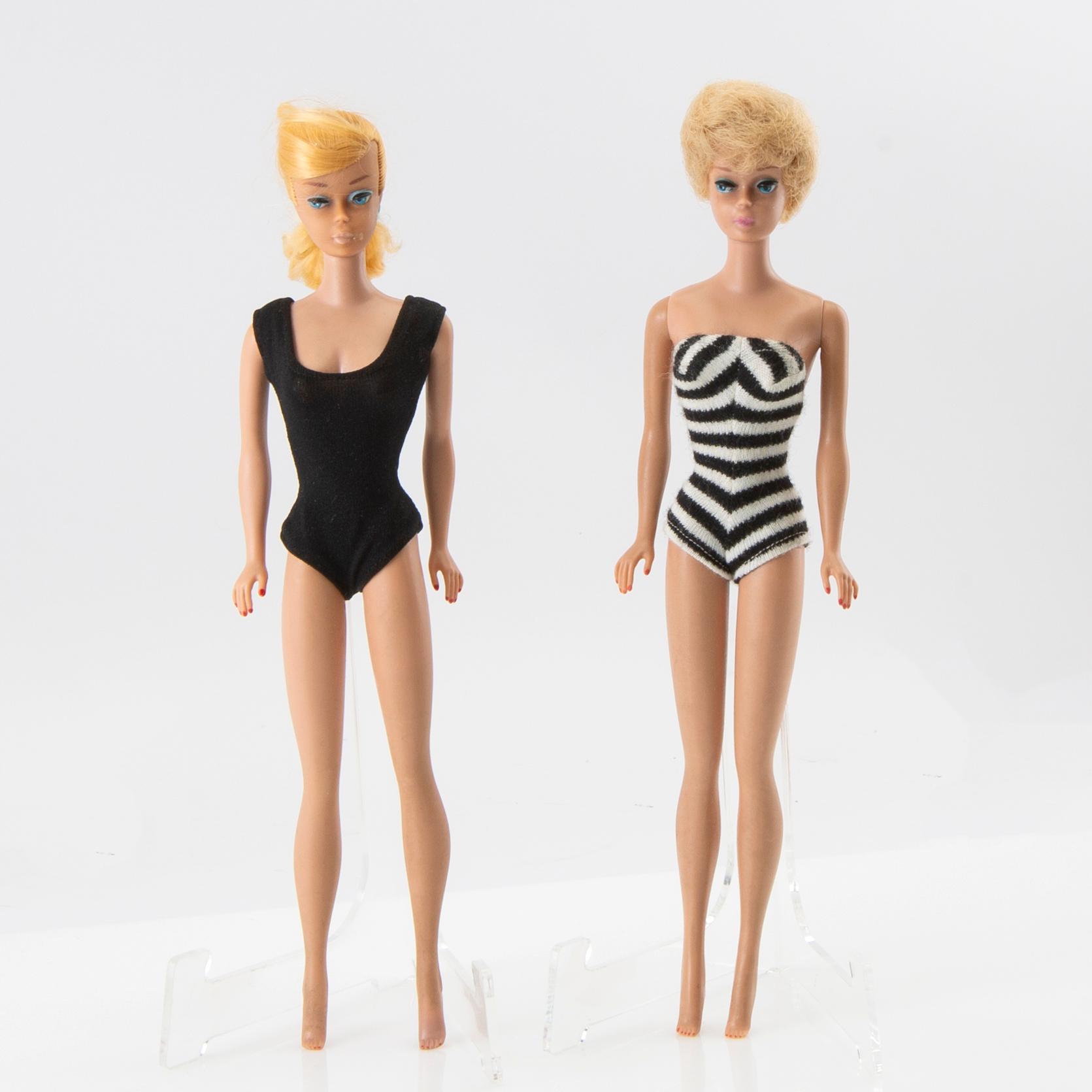 Barbie, dockor, vintage 2 st, Mattel 1960-tal med diverse kläder samt en original ask.