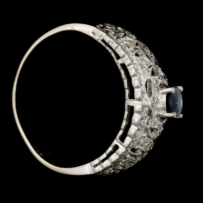RING, 14k vitguld med oval safir samt micropavé av briljantslipade diamanter. Vikt ca 4,4 gram.
