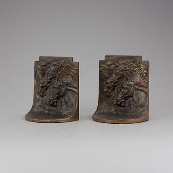 BOKSTÖD, ett par, brons, 1900-talets första hälft.