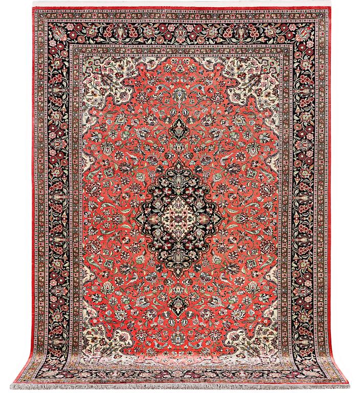 Matta, silkeghom, ca. 305 x 205 cm.