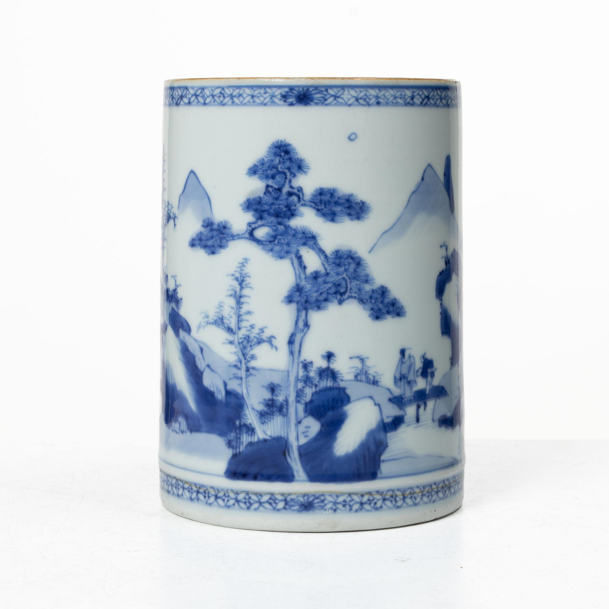 Mugg samt ytterfoder, porslin. Kina, Qingdynastin.