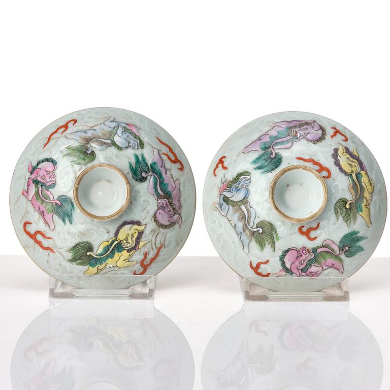 A pair of porcelain cups with covers, Qing dynasty, 19th Century.