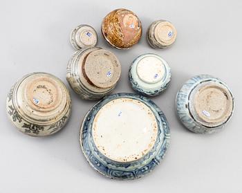 PARTI FÖREMÅL, åtta stycken, keramik. Sydostasien, troligen 1400-1600-tal.